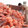 Một loại muối từ Himalaya được cả thế giới săn đón - xem cách khai thác mà nhiều người không tin vào mắt mình