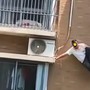 Đu bám ngoài ban công kêu cứu, người đàn ông lộ chuyện ngoại tình đáng xấu hổ