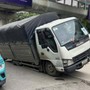 Hà Nội: Xe tải bất ngờ sụt hố khi đang di chuyển trên đường Nguyễn Trãi