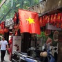 Sắc đỏ phủ kín phố phường Hà Nội chào mừng kỳ nghỉ lễ 30/4 - 1/5