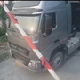 Video tài xế xe đầu kéo băng qua đường sắt khi gác chắn đang hạ
