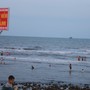 Biển Thịnh Long ở Ninh Bình kín người, trẻ nhỏ vô tư tắm ngay khu vực nguy hiểm