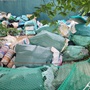 Sau kiểm tra của UBND xã Quốc Oai, bên trong khu nhà xưởng vi phạm ở Phượng Cách, Sơn Trung vẫn vận hành, xả thải ra môi trường