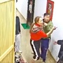 Người phụ nữ túm tóc hàng xóm đánh tới tấp vì cho rằng nạn nhân xúc phạm con trai mình