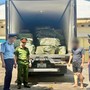 Phát hiện xe tải màu xám, công an Việt Nam lập tức theo dõi giám sát kiểm tra