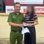 Cô gái trẻ lập tức rút toàn bộ số tiền được chuyển khoản, mang đến trụ sở công an