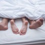 Vợ quấn khăn tắm lao ra đường khóc lóc sau khi bị chồng phát hiện ngoại tình