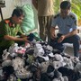 Hà Nội: Triệt phá điểm tập kết hơn 5.400 sản phẩm Nike, Adidas, Puma giả mạo bên bờ sông Nhuệ
