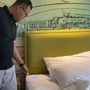 Phát hiện hàng loạt khách sạn nổi tiếng không được thay ga giường, vỏ chăn gối, khăn tắm và cốc nước sau mỗi lượt khách