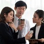 Quay lại làm việc sau nghỉ hưu, cựu trưởng phòng chết lặng khi nghe đồng nghiệp nói sau lưng