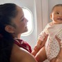 Con gái H'Hen Niê 8 tháng tuổi đã có 7 chuyến bay, biểu cảm mỗi lần đi máy bay đều gây chú ý