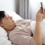 Vợ thức trắng chăm chồng sau tai nạn, anh vừa cầm lại điện thoại đã tiếp tục ngoại tình