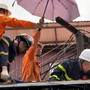 Hà Nội: Giải cứu người đàn ông nghi tai biến, mắc kẹt trên mái nhà ở đường Phùng Hưng