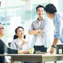 Đi làm nhiều năm mới hiểu: Có 4 kiểu đồng nghiệp càng thân càng giúp bạn tiến xa