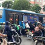 Hà Nội: Người dân hợp sức nâng xe buýt cứu nữ tài xế xe máy mắc kẹt sau va chạm