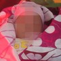 Bé gái sơ sinh bị bỏ rơi trong đêm cùng lời nhắn nhờ nuôi dưỡng trưởng thành