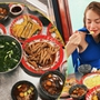 Hồ Ngọc Hà thưởng thức món cơm gà nức tiếng phố Hội