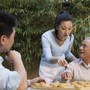 Nghỉ hưu sống ở nhà con gái, tôi khiến con rể nể phục nhờ 3 nguyên tắc