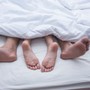 Camera trong nhà vô tình phơi bày vụ ngoại tình gây sốc giữa con dâu và bố chồng