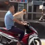 Công an vào cuộc xác minh người đàn ông đầu trần lái xe, để chó đội 'mũ bảo hiểm’