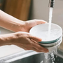 Rửa bát mỗi ngày nhưng nhiều người vẫn mắc 5 sai lầm tai hại: Vi khuẩn bám đầy trên bát đũa mà không hay biết