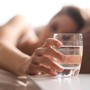 Sau tuổi 55, uống nước buổi sáng thế nào để giảm nguy cơ đột quỵ? 4 lưu ý nhiều người vẫn đang bỏ qua