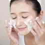 Vì sao dùng sữa rửa mặt có thể khiến da trông sáng hơn?