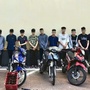 Nhóm thanh thiếu niên mang hung khí, náo loạn đường phố