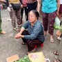 Mâu thuẫn chỗ bán hàng, người phụ nữ bán rau bị xịt nước áp lực cao vào mặt