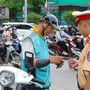 Ra đường vi phạm điều này, nhiều người đi xe máy bị phạt đến 1.000.000 đồng