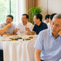 U60 từ chối họp lớp lần 2 khi chứng kiến màn khoe giàu và định giá bạn bè dựa trên địa vị xã hội