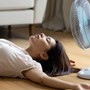 Dùng quạt sai cách trong ngày nắng nóng có thể gây hại sức khỏe: 5 lỗi nhiều gia đình đang mắc phải
