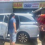 Ba mẹ con đi bộ xuyên miền Trung dưới nắng 40 độ C được hỗ trợ lên taxi về nhà