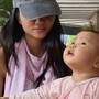 Con gái H'Hen Niê cùng ba Khôi chạy bộ 5km, biểu cảm đáng yêu 'gây sốt'