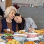 Cha mẹ nghỉ hưu vẫn phải 'nuôi ngược' con cái: Nghịch cảnh gây tranh cãi