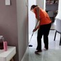 Làm giúp việc lương thấp suốt 10 năm, ngày nghỉ việc tôi chết lặng khi nhìn 2 tờ giấy bà chủ đưa