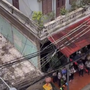 Cưỡng chế phá dỡ ban công nhà người đàn ông xịt nước vào thợ xây ở Hà Nội