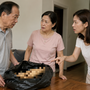 Tôi lén mở túi bóng đen bố chồng giấu sau buổi họp lớp mà chân tay rụng rời