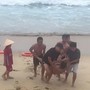 Cứu sống 3 cha con du khách Hà Nội bị sóng cuốn khi tắm biển ở Quảng Ngãi