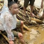 Tin sáng 19/7: Người đàn ông mất vợ con kể khoảnh khắc cả nhà ôm nhau trước khi bị lũ cuốn trôi; Nghệ An khẩn trương dập dịch H5N1