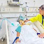 MS 1100: Xót xa gia cảnh mẹ nguy kịch trong phòng hồi sức, con trai bại não mòn mỏi chờ mẹ trở về