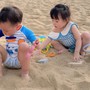 Cặp song sinh nhà Phương Oanh lại gây chú ý khi đi biển Đà Nẵng
