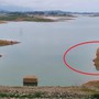 "Hiện tượng lạ" xuất hiện ở đập nước, người dân ùn ùn kéo đến xem
