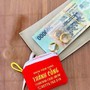 Phát hiện cọc tiền 500.000 đồng và gần 10 chỉ vàng 24K nằm chơ vơ gần đống rác, công an lập tức xác minh