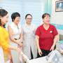 NSND Lan Hương, Trà My, MC Thảo Vân trao yêu thương tại bệnh viện

