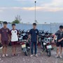 Phạt 27 triệu đồng nhóm thanh thiếu niên lạng lách, quệt chân chống xuống đường rồi quay clip câu view