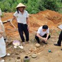 Đào đất làm hàng rào, người dân phát hiện mộ gạch cổ có kiếm, chân đèn đất nung và tiền cổ