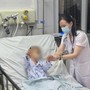 Chỉ sau 2 ngày sốt và đau đầu, bé trai 9 tuổi rơi vào hôn mê
