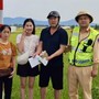 Cảnh sát giao thông Quảng Trị trao trả khoảng 200 triệu đồng cho người đánh rơi.