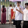 Tin sáng 15/4: Thí sinh Chuyên Tuyên Quang than đề Toán thi lại khó; Công khai hình ảnh khay ăn thực tế của học sinh để phụ huynh giám sát